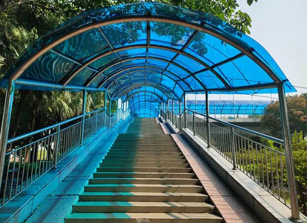 PC耐力板雨棚車棚和玻璃雨棚哪個更好？